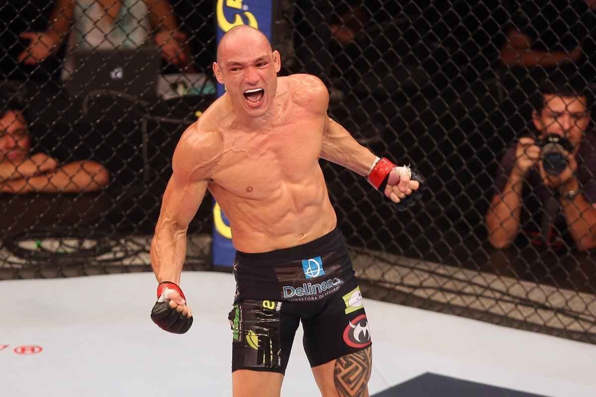 Imagens do UFC Fight Night 58, em Barueri - Vitor Miranda (bermuda preta) venceu Jake Collier por nocaute no primeiro round