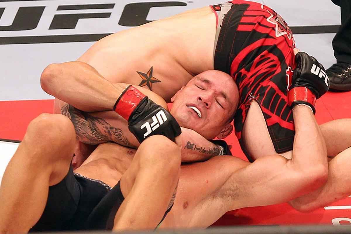 Imagens do UFC Fight Night 58, em Barueri - Vitor Miranda (bermuda preta) venceu Jake Collier por nocaute no primeiro round