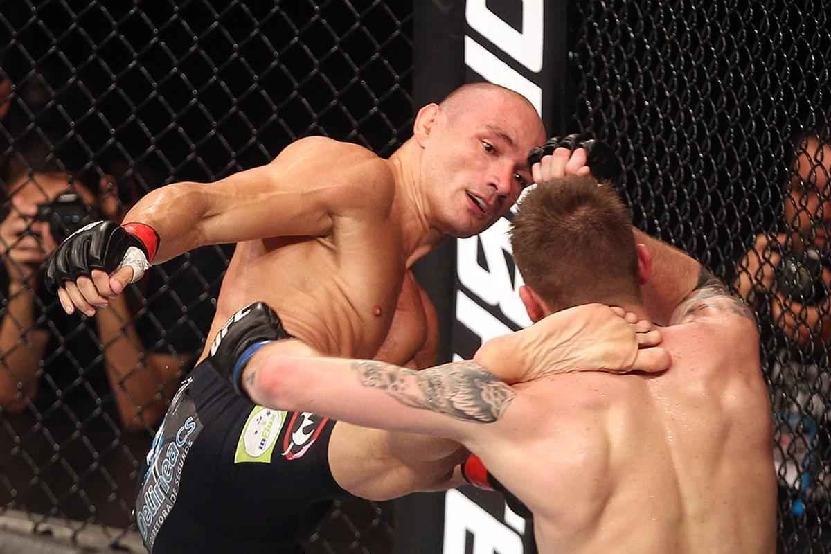 Imagens do UFC Fight Night 58, em Barueri - Vitor Miranda (bermuda preta) venceu Jake Collier por nocaute no primeiro round