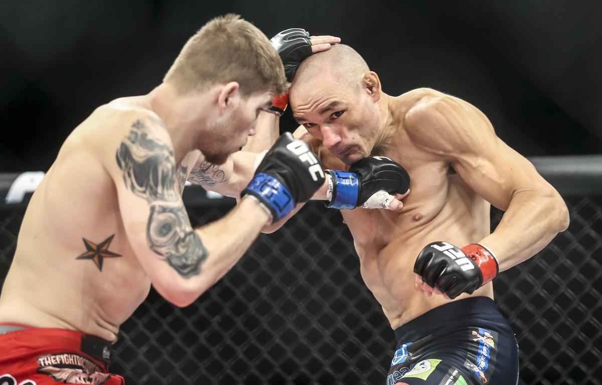 Imagens do UFC Fight Night 58, em Barueri - Vitor Miranda (bermuda preta) venceu Jake Collier por nocaute no primeiro round