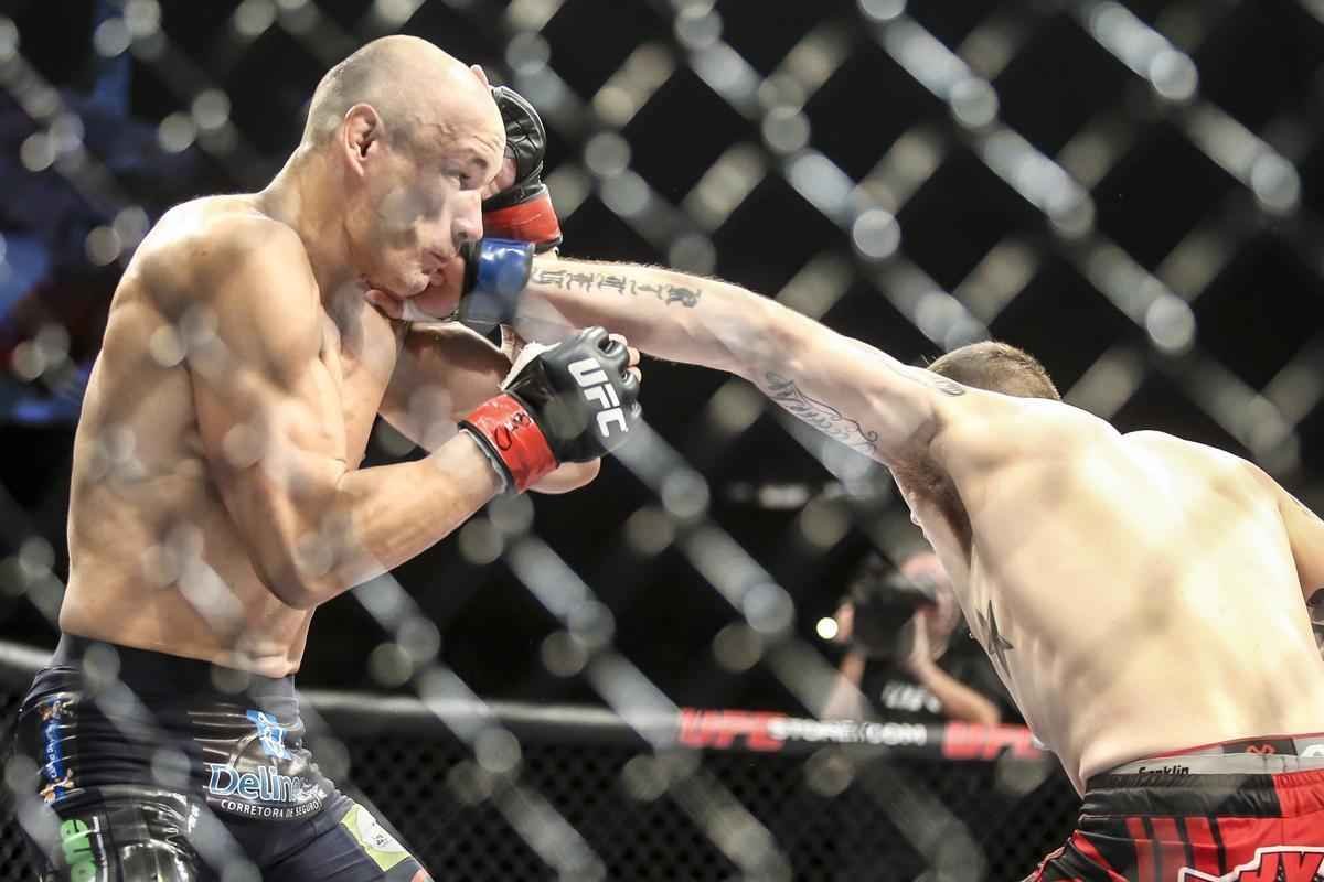 Imagens do UFC Fight Night 58, em Barueri - Vitor Miranda (bermuda preta) venceu Jake Collier por nocaute no primeiro round