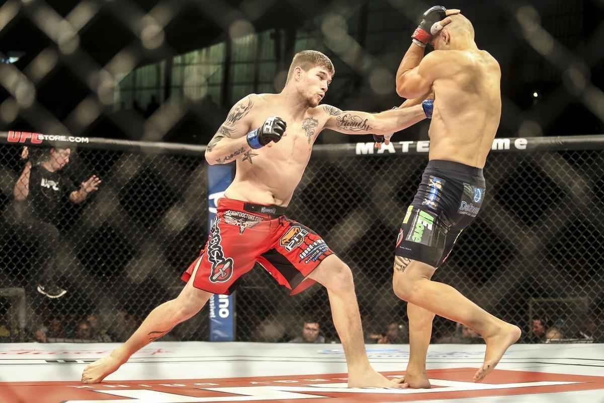 Imagens do UFC Fight Night 58, em Barueri - Vitor Miranda (bermuda preta) venceu Jake Collier por nocaute no primeiro round