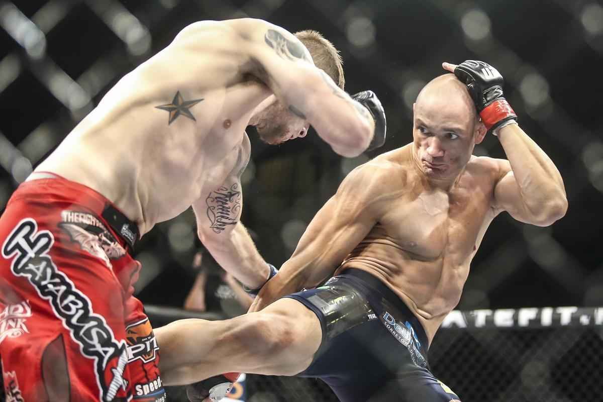 Imagens do UFC Fight Night 58, em Barueri - Vitor Miranda (bermuda preta) venceu Jake Collier por nocaute no primeiro round
