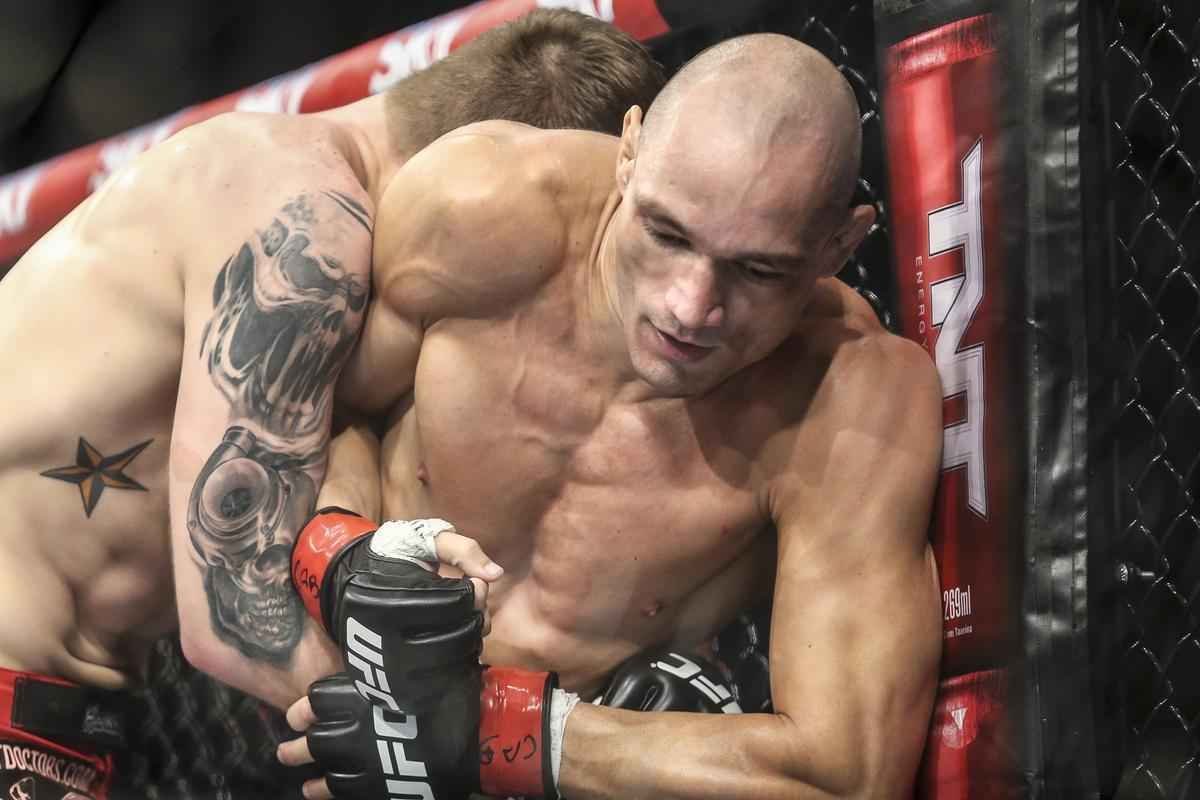 Imagens do UFC Fight Night 58, em Barueri - Vitor Miranda (bermuda preta) venceu Jake Collier por nocaute no primeiro round