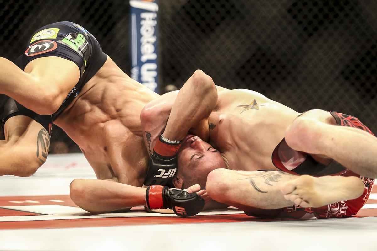 Imagens do UFC Fight Night 58, em Barueri - Vitor Miranda (bermuda preta) venceu Jake Collier por nocaute no primeiro round