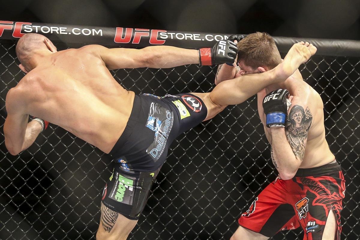 Imagens do UFC Fight Night 58, em Barueri - Vitor Miranda (bermuda preta) venceu Jake Collier por nocaute no primeiro round