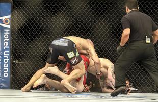 Imagens do UFC Fight Night 58, em Barueri - Vitor Miranda (bermuda preta) venceu Jake Collier por nocaute no primeiro round