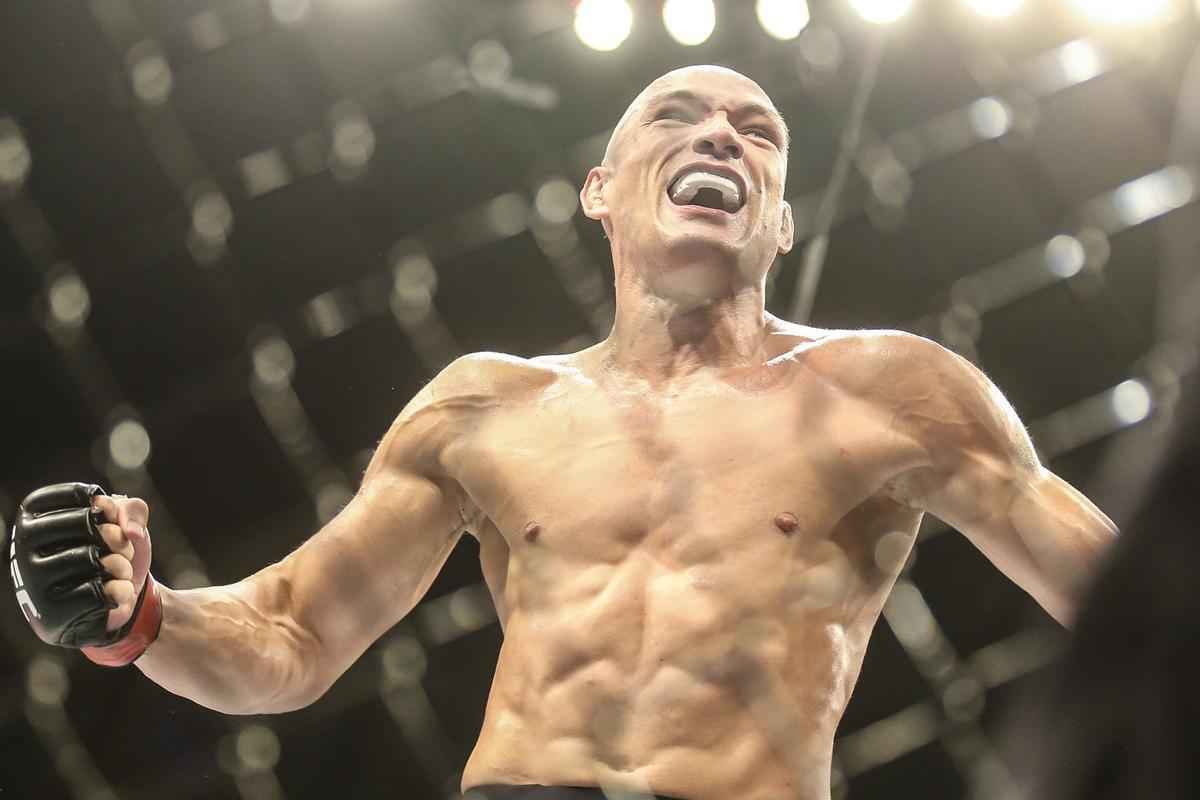 Imagens do UFC Fight Night 58, em Barueri - Vitor Miranda (bermuda preta) venceu Jake Collier por nocaute no primeiro round