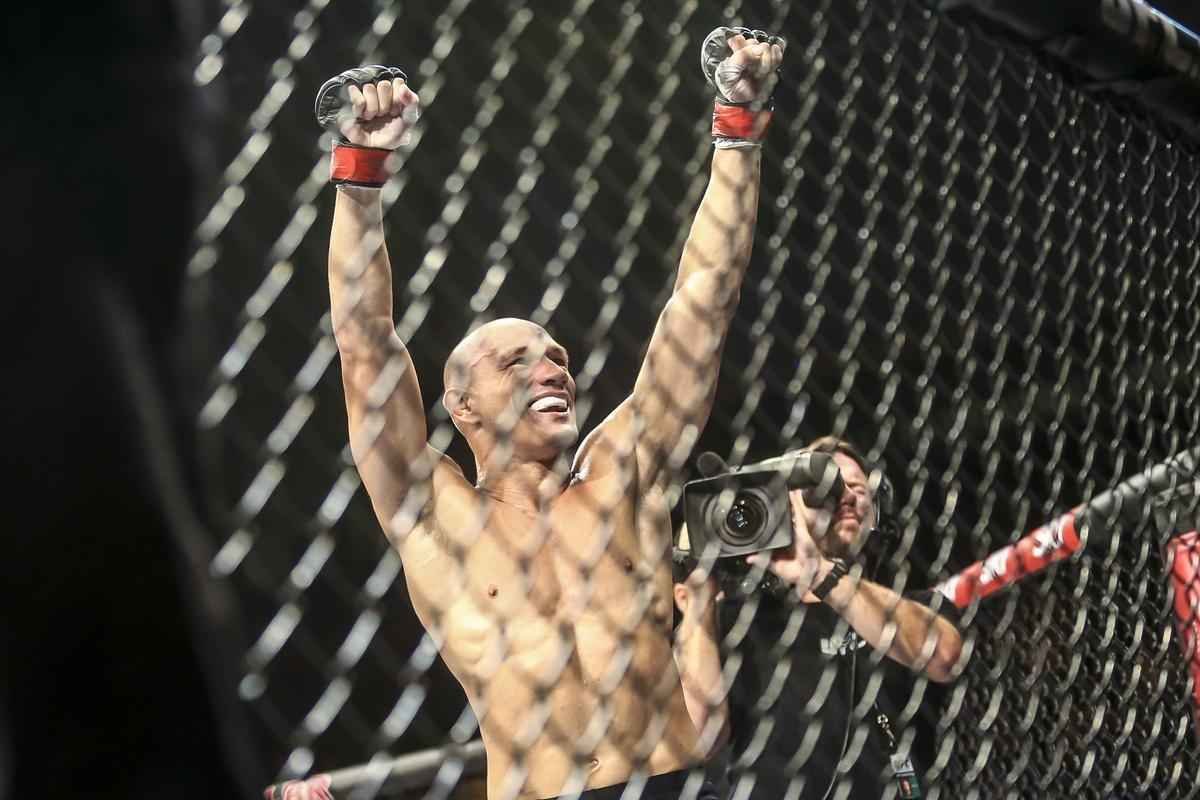 Imagens do UFC Fight Night 58, em Barueri - Vitor Miranda (bermuda preta) venceu Jake Collier por nocaute no primeiro round