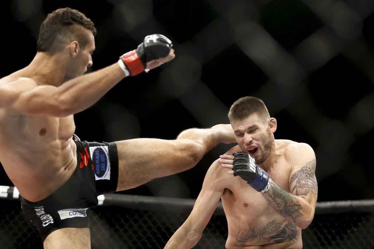 Imagens do UFC Fight Night 58, em Barueri - Tim Means (bermuda vermelha) venceu Mrcio Lyoto por deciso dividida