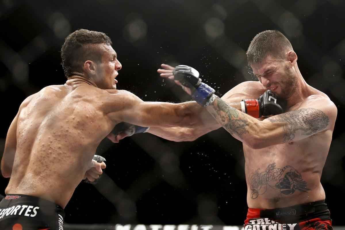 Imagens do UFC Fight Night 58, em Barueri - Tim Means (bermuda vermelha) venceu Mrcio Lyoto por deciso dividida