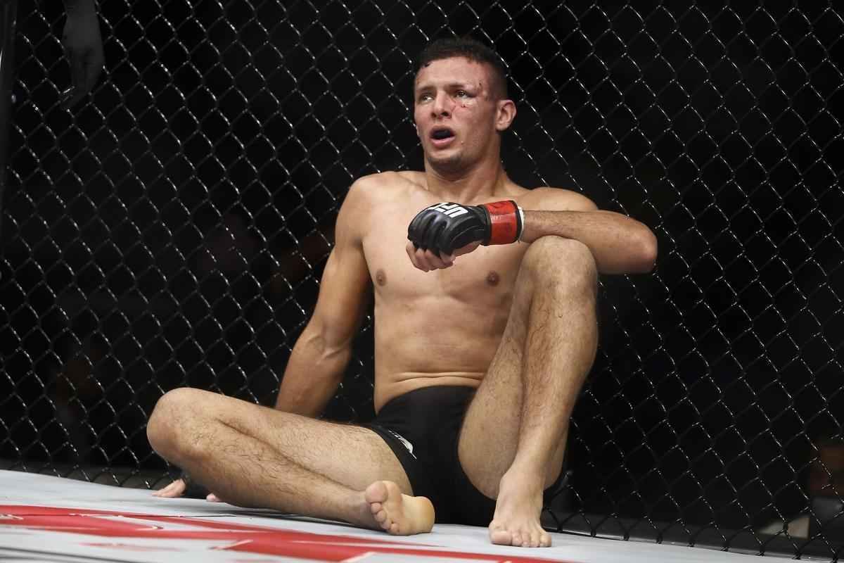 Imagens do UFC Fight Night 58, em Barueri - Tim Means (bermuda vermelha) venceu Mrcio Lyoto por deciso dividida