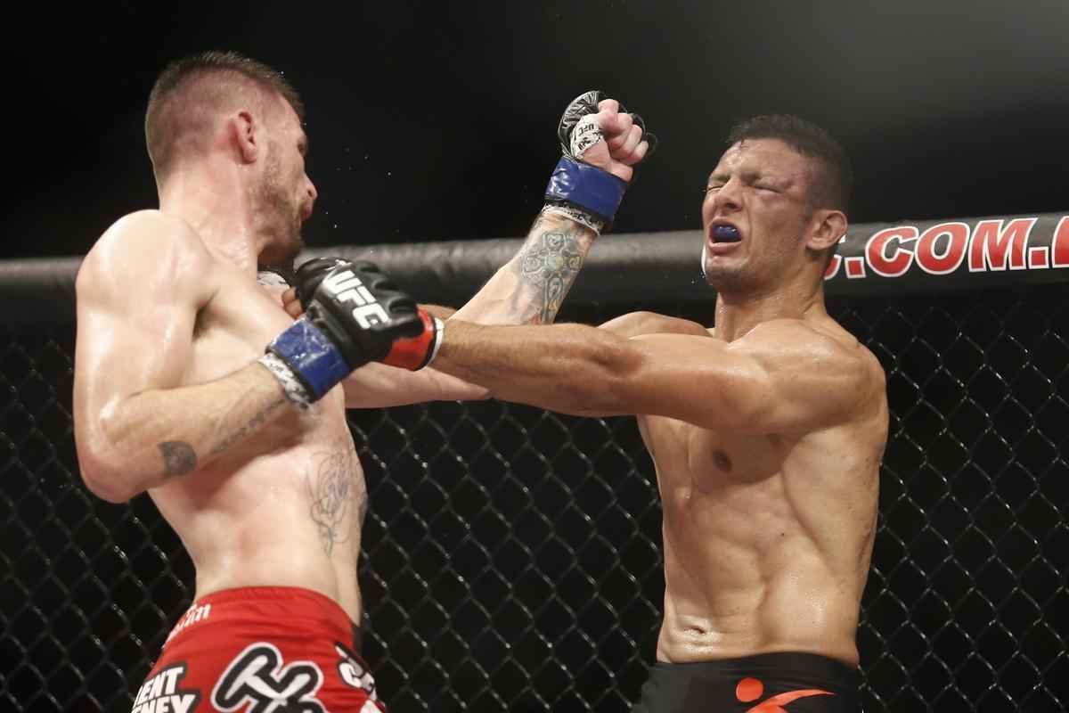 Imagens do UFC Fight Night 58, em Barueri - Tim Means (bermuda vermelha) venceu Mrcio Lyoto por deciso dividida