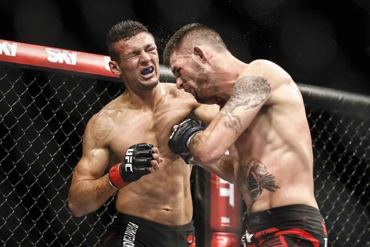 Imagens do UFC Fight Night 58, em Barueri - Tim Means (bermuda vermelha) venceu Mrcio Lyoto por deciso dividida