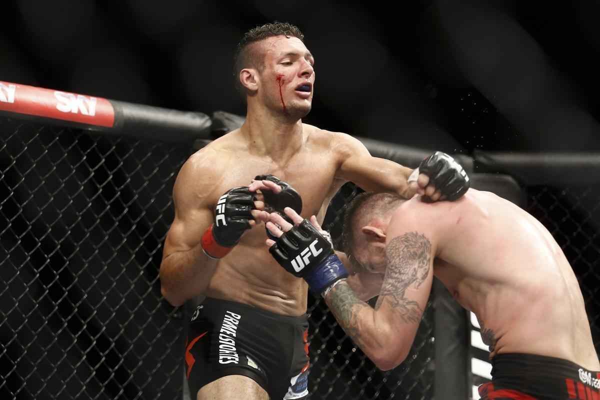 Imagens do UFC Fight Night 58, em Barueri - Tim Means (bermuda vermelha) venceu Mrcio Lyoto por deciso dividida