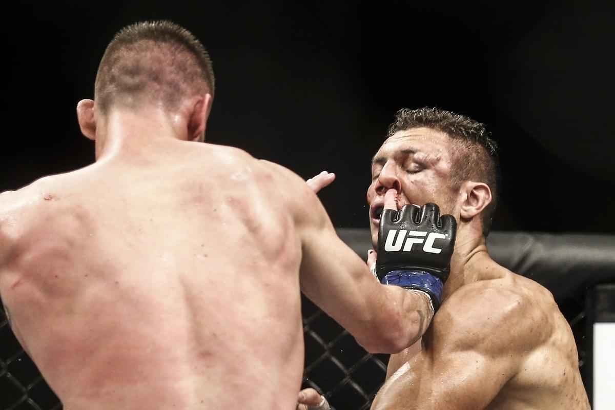 Imagens do UFC Fight Night 58, em Barueri - Tim Means (bermuda vermelha) venceu Mrcio Lyoto por deciso dividida