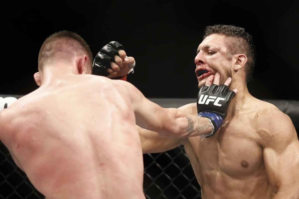 Imagens do UFC Fight Night 58, em Barueri - Tim Means (bermuda vermelha) venceu Mrcio Lyoto por deciso dividida