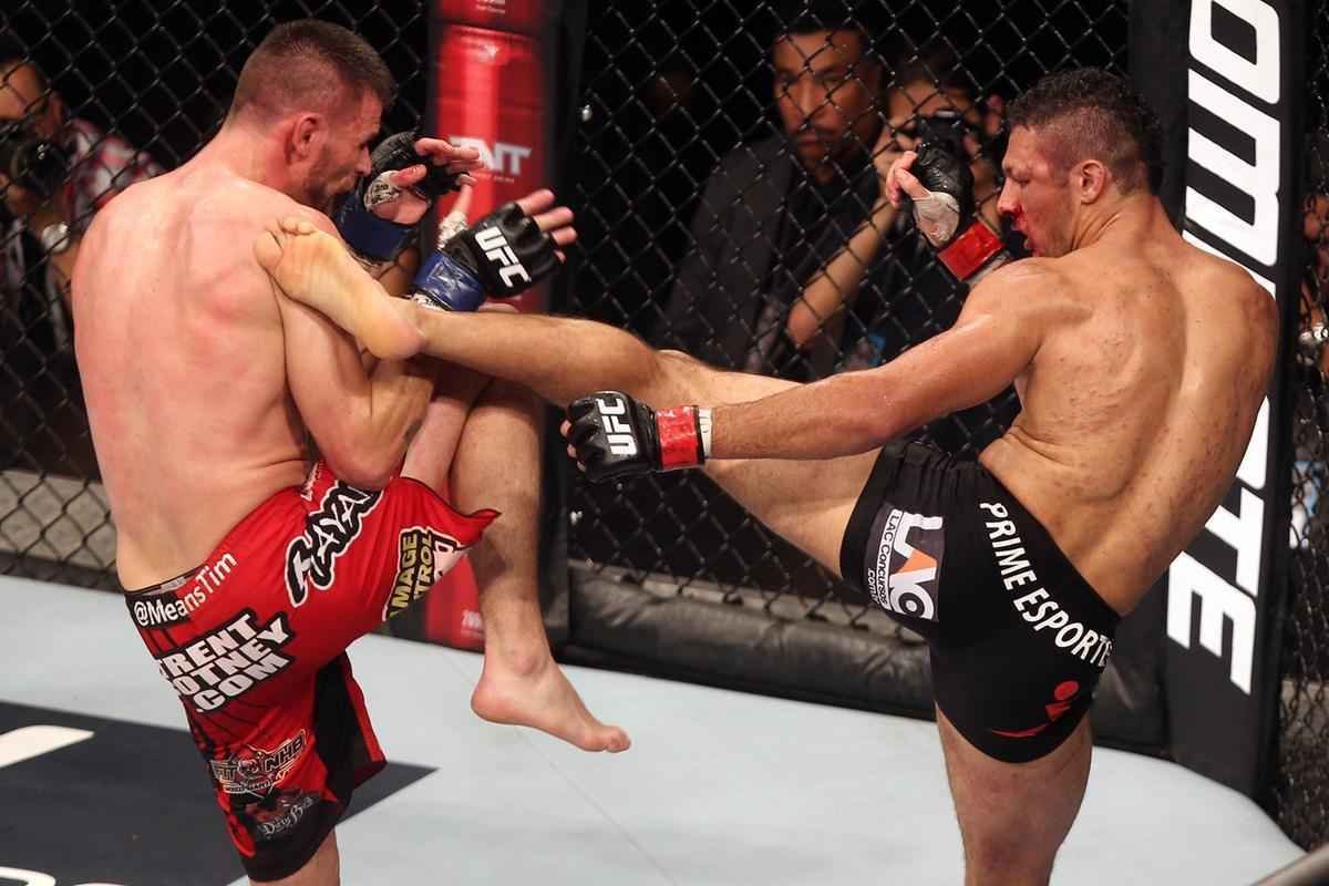 Imagens do UFC Fight Night 58, em Barueri - Tim Means (bermuda vermelha) venceu Mrcio Lyoto por deciso dividida