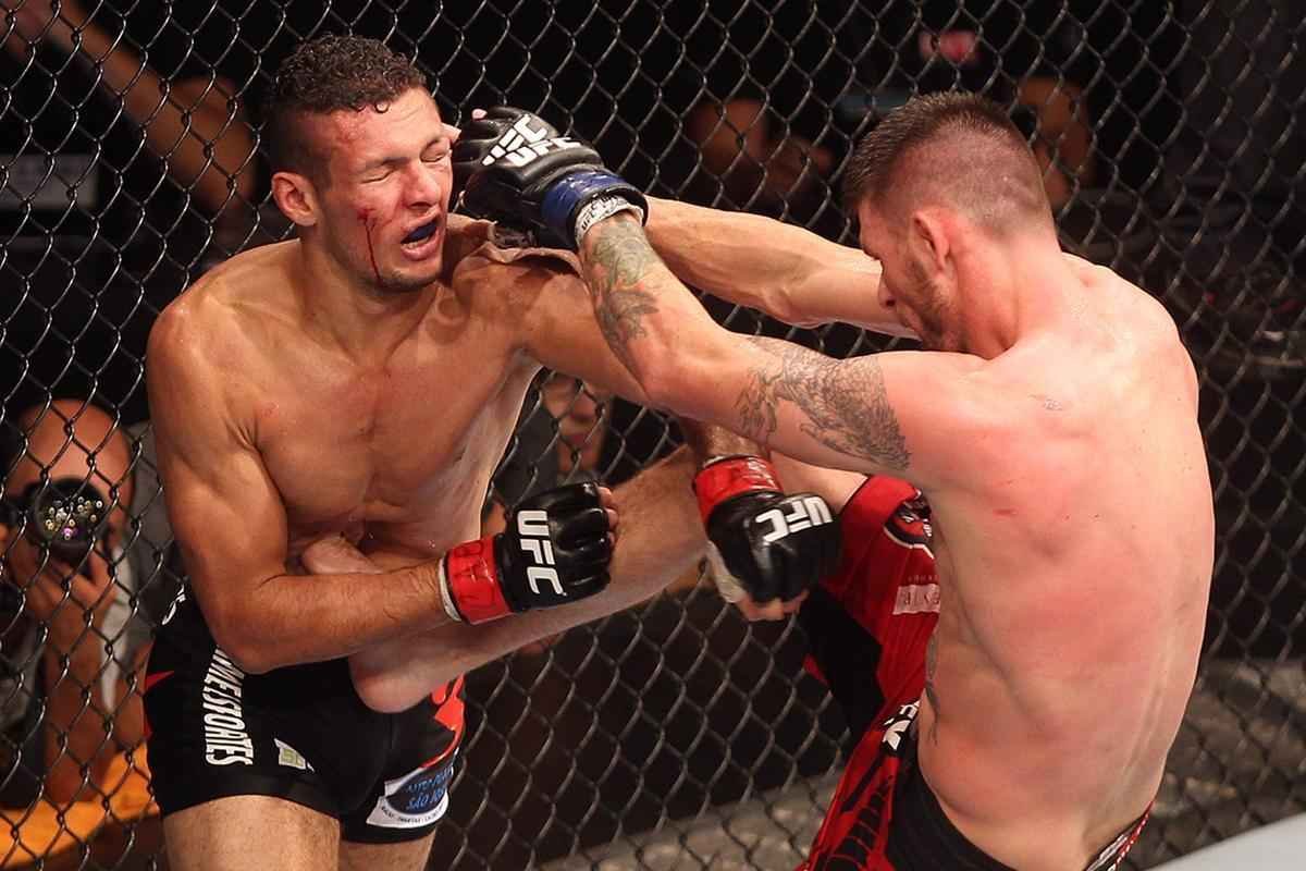Imagens do UFC Fight Night 58, em Barueri - Tim Means (bermuda vermelha) venceu Mrcio Lyoto por deciso dividida