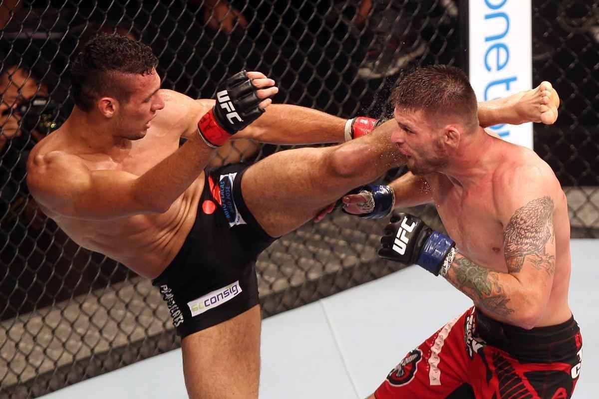 Imagens do UFC Fight Night 58, em Barueri - Tim Means (bermuda vermelha) venceu Mrcio Lyoto por deciso dividida