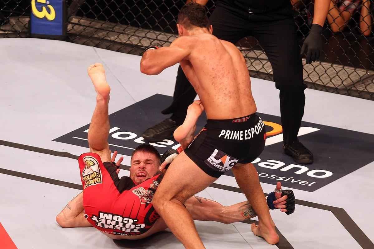 Imagens do UFC Fight Night 58, em Barueri - Tim Means (bermuda vermelha) venceu Mrcio Lyoto por deciso dividida