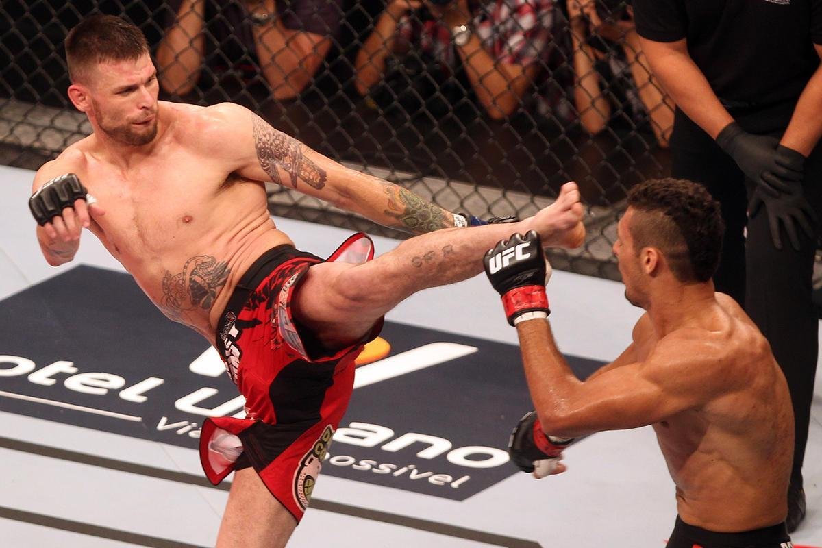 Imagens do UFC Fight Night 58, em Barueri - Tim Means (bermuda vermelha) venceu Mrcio Lyoto por deciso dividida