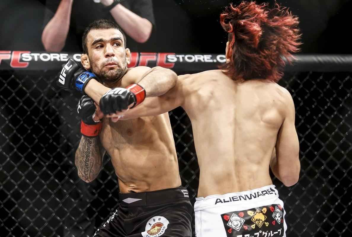 Imagens do UFC Fight Night 58, em Barueri - Leandro Issa (bermuda preta) venceu Yuta Sasaki por finalizao no segundo round