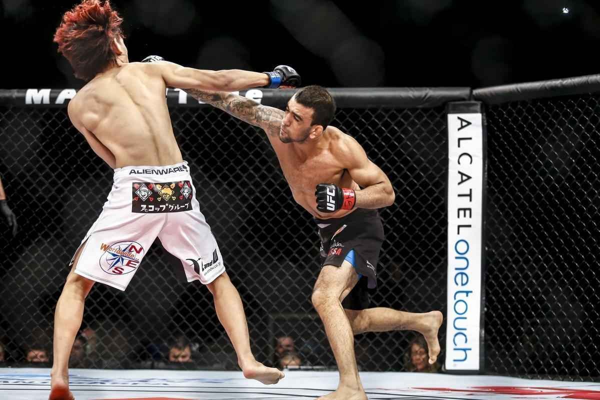 Imagens do UFC Fight Night 58, em Barueri - Leandro Issa (bermuda preta) venceu Yuta Sasaki por finalizao no segundo round