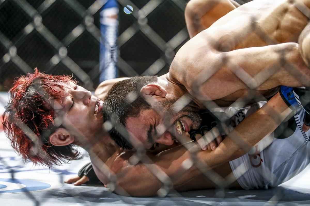 Imagens do UFC Fight Night 58, em Barueri - Leandro Issa (bermuda preta) venceu Yuta Sasaki por finalizao no segundo round