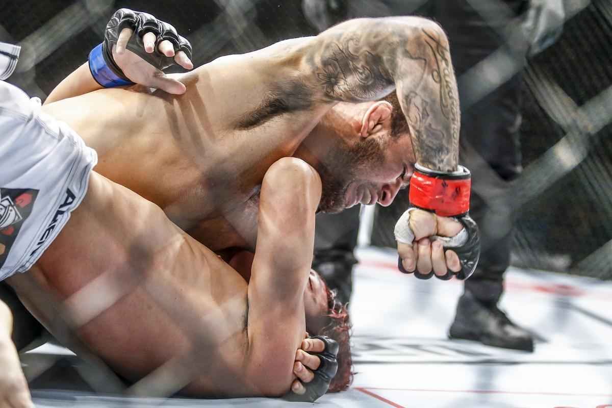 Imagens do UFC Fight Night 58, em Barueri - Leandro Issa (bermuda preta) venceu Yuta Sasaki por finalizao no segundo round