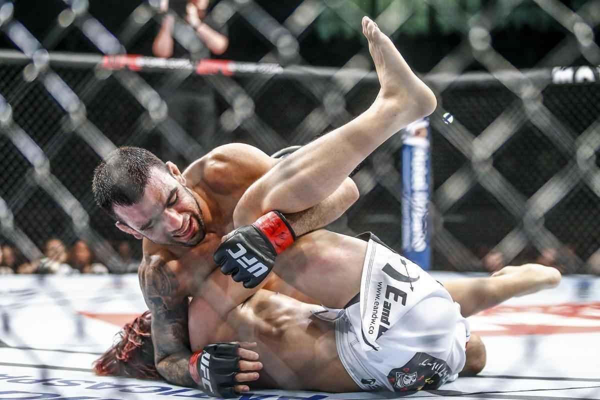 Imagens do UFC Fight Night 58, em Barueri - Leandro Issa (bermuda preta) venceu Yuta Sasaki por finalizao no segundo round