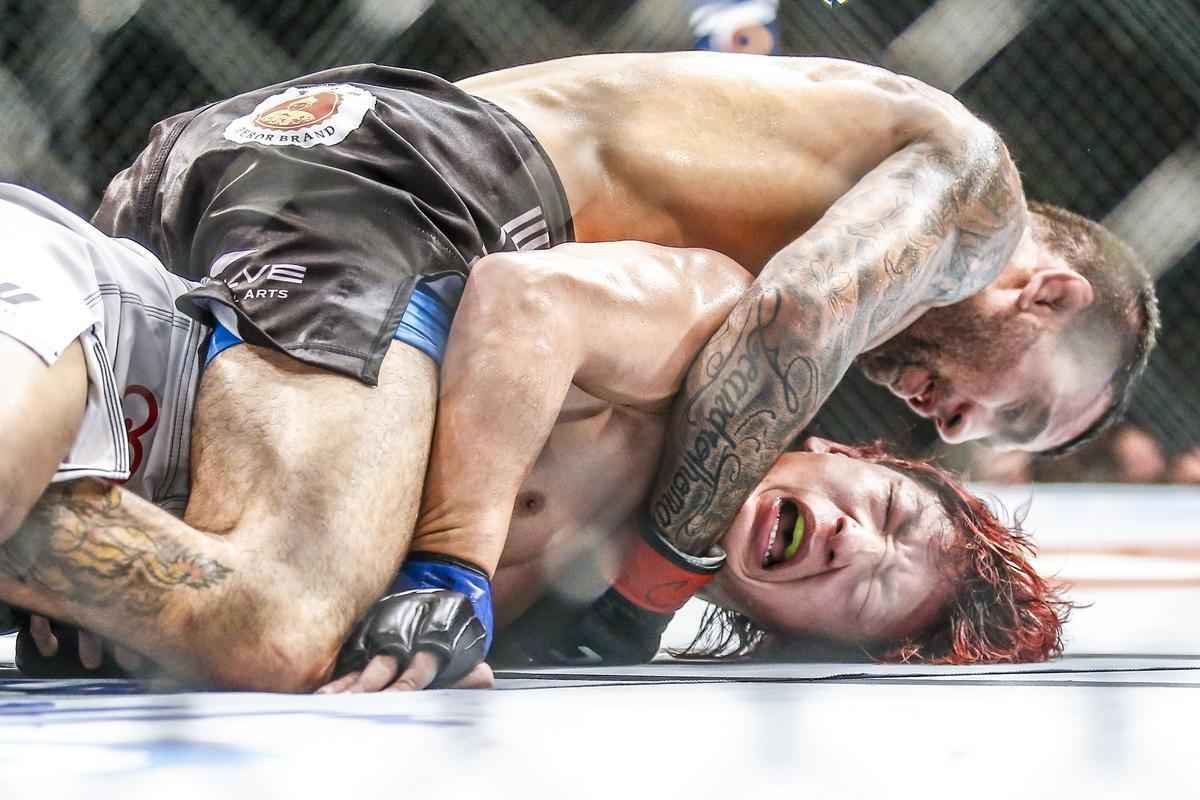 Imagens do UFC Fight Night 58, em Barueri - Leandro Issa (bermuda preta) venceu Yuta Sasaki por finalizao no segundo round