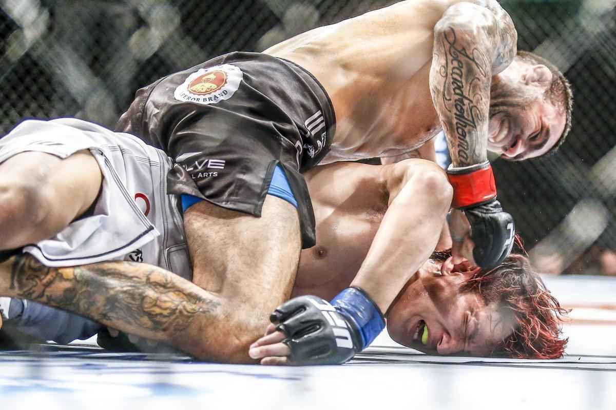 Imagens do UFC Fight Night 58, em Barueri - Leandro Issa (bermuda preta) venceu Yuta Sasaki por finalizao no segundo round