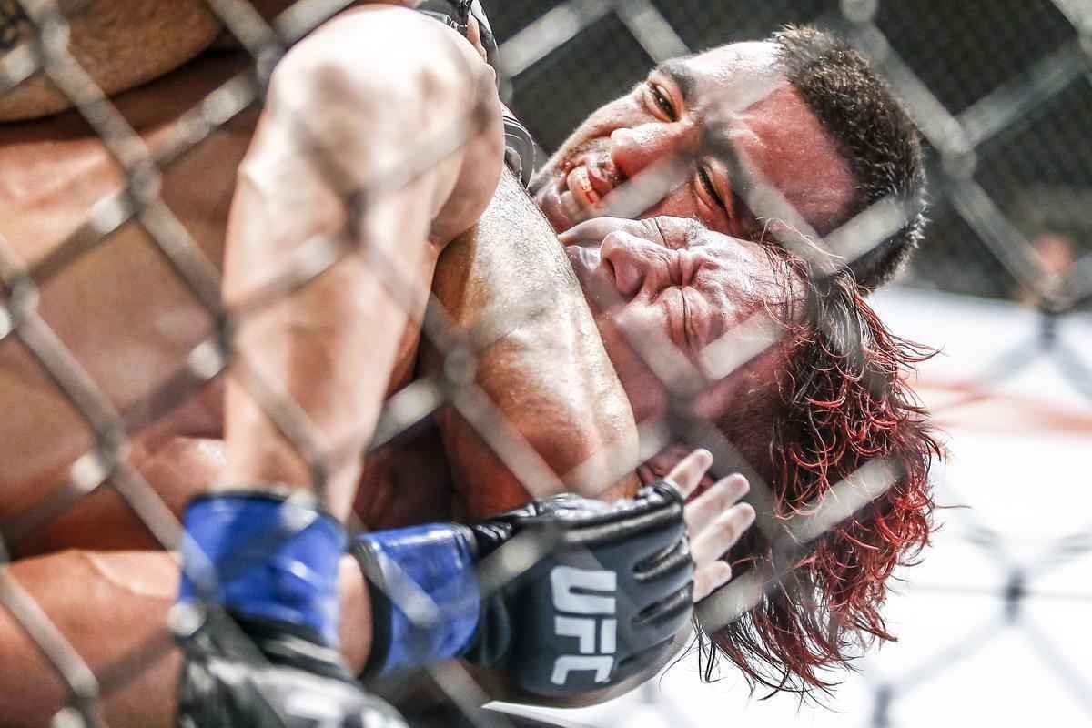 Imagens do UFC Fight Night 58, em Barueri - Leandro Issa (bermuda preta) venceu Yuta Sasaki por finalizao no segundo round