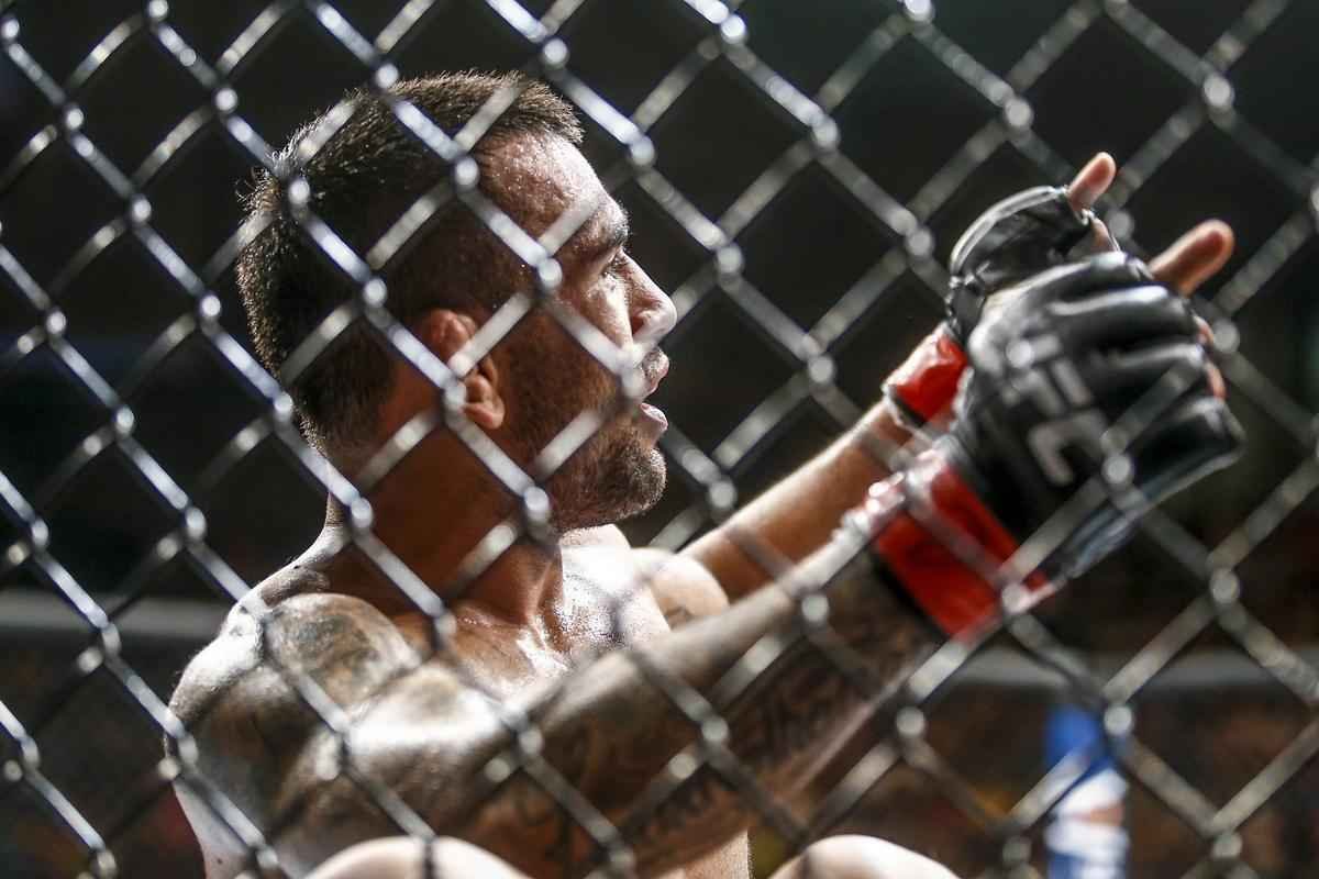 Imagens do UFC Fight Night 58, em Barueri - Leandro Issa (bermuda preta) venceu Yuta Sasaki por finalizao no segundo round