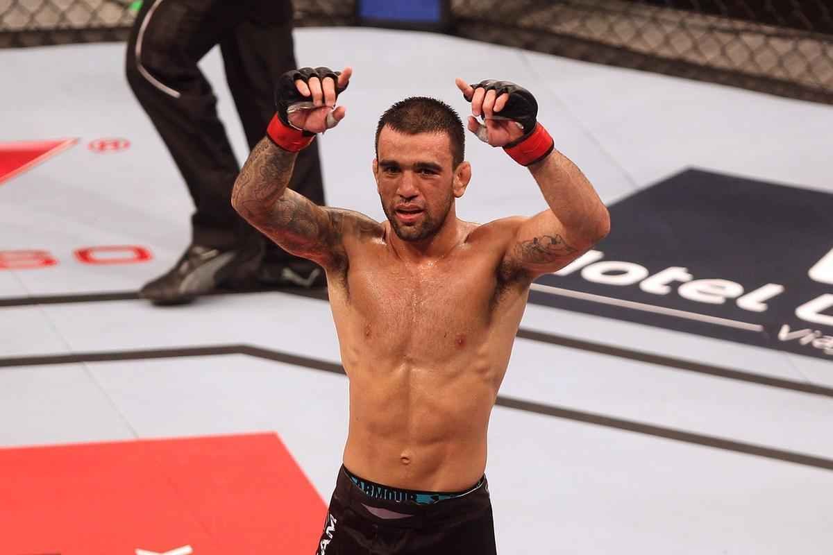 Imagens do UFC Fight Night 58, em Barueri - Leandro Issa (bermuda preta) venceu Yuta Sasaki por finalizao no segundo round