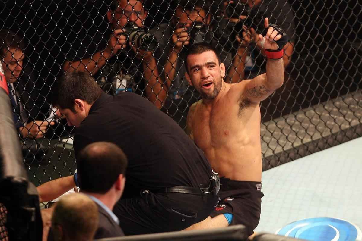 Imagens do UFC Fight Night 58, em Barueri - Leandro Issa (bermuda preta) venceu Yuta Sasaki por finalizao no segundo round