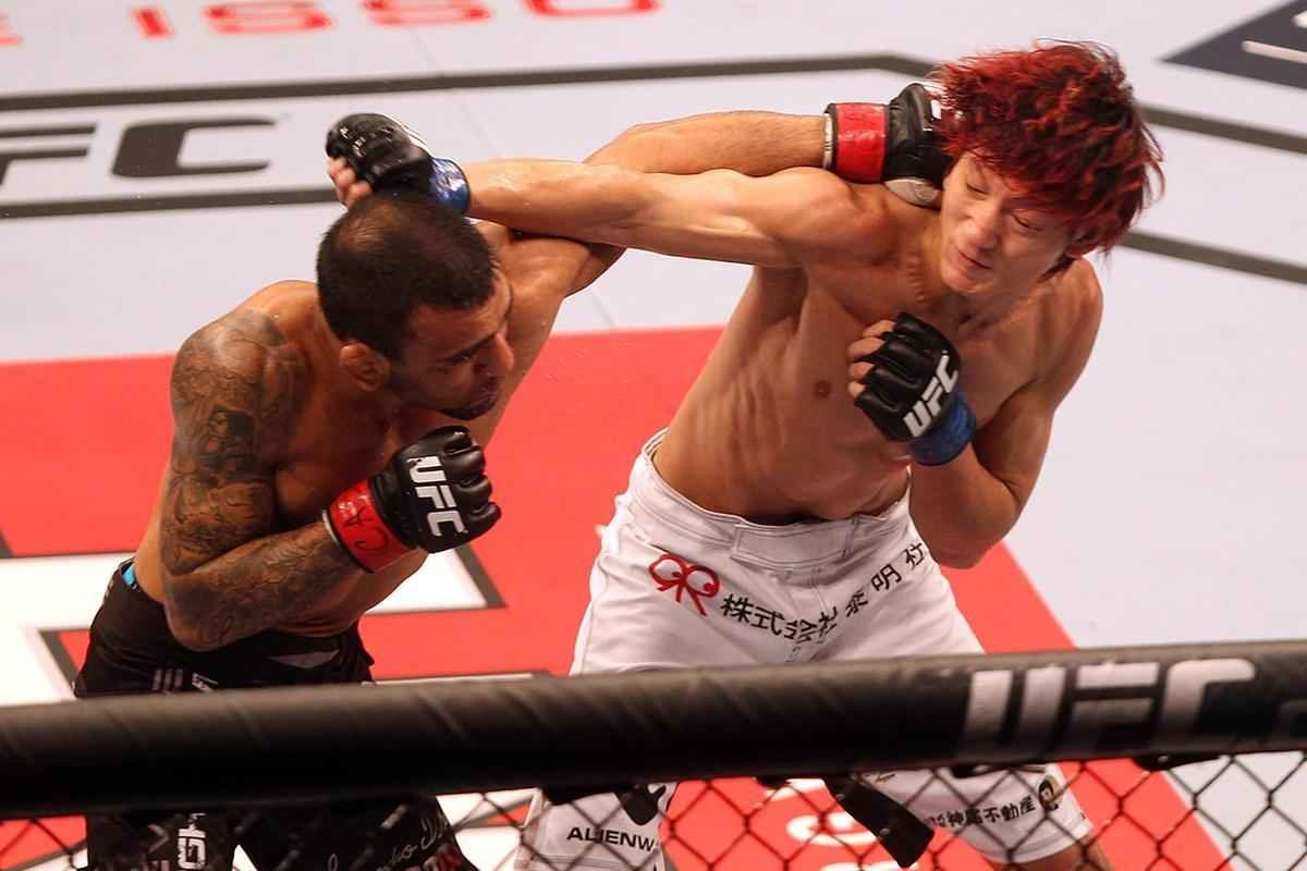 Imagens do UFC Fight Night 58, em Barueri - Leandro Issa (bermuda preta) venceu Yuta Sasaki por finalizao no segundo round