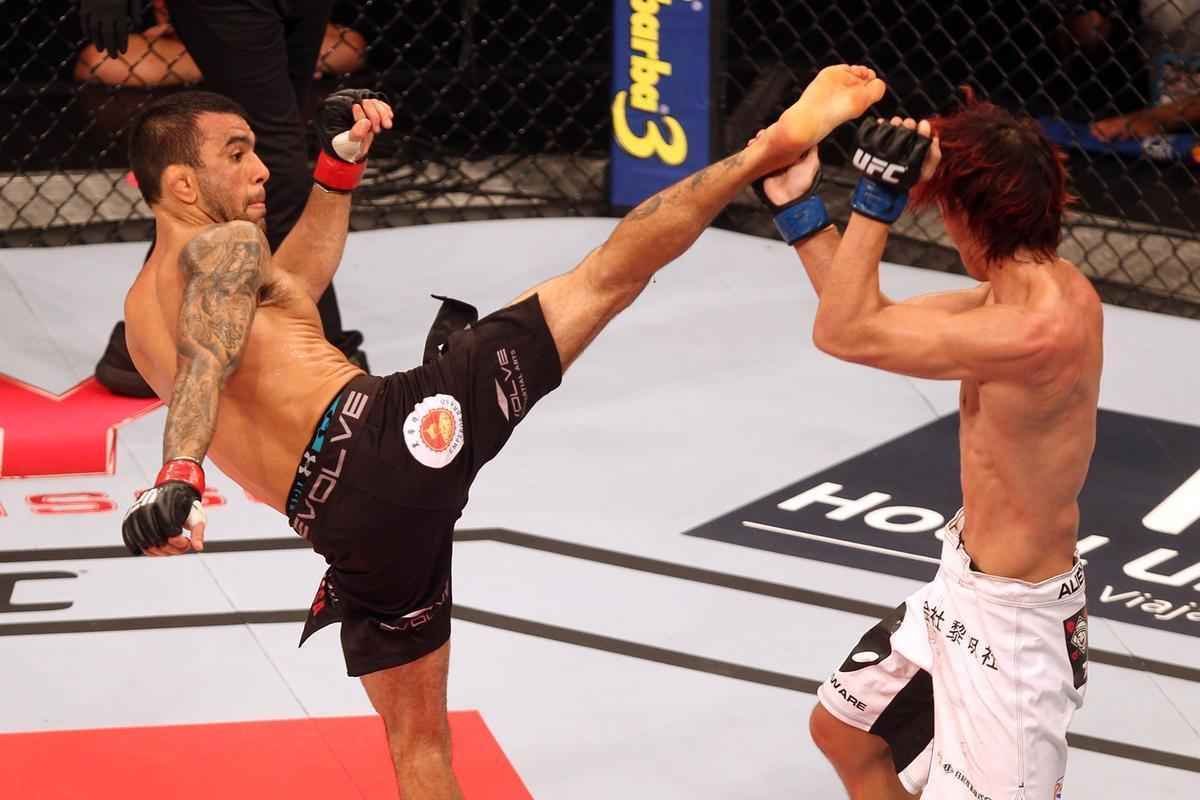 Imagens do UFC Fight Night 58, em Barueri - Leandro Issa (bermuda preta) venceu Yuta Sasaki por finalizao no segundo round