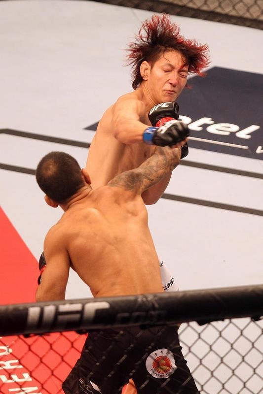 Imagens do UFC Fight Night 58, em Barueri - Leandro Issa (bermuda preta) venceu Yuta Sasaki por finalizao no segundo round