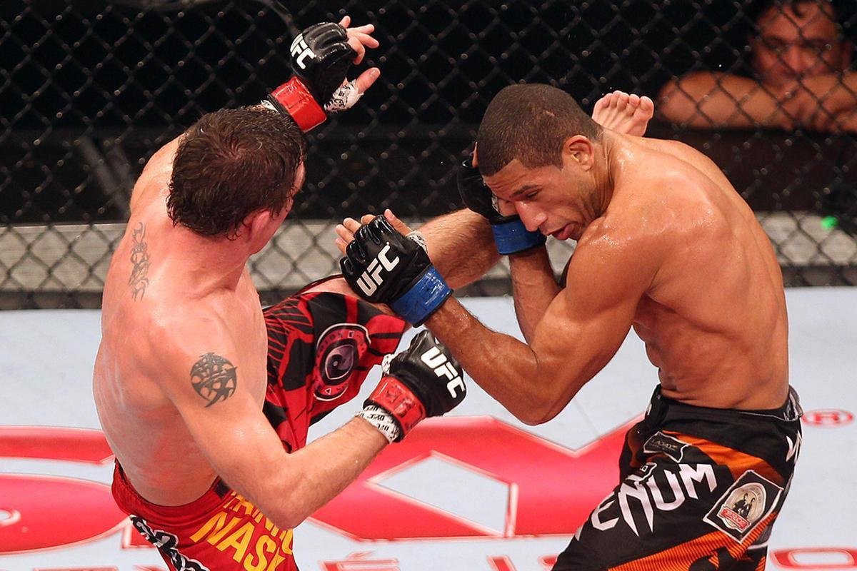 Imagens do UFC Fight Night 58, em Barueri - Hacran Dias (bermuda preta e laranja), venceu Darren Elkins por deciso unnime