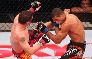 Imagens do UFC Fight Night 58, em Barueri - Hacran Dias (bermuda preta e laranja), venceu Darren Elkins por deciso unnime