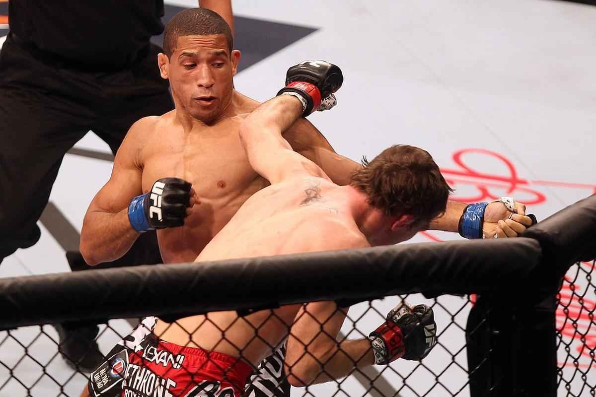 Imagens do UFC Fight Night 58, em Barueri - Hacran Dias (bermuda preta e laranja), venceu Darren Elkins por deciso unnime