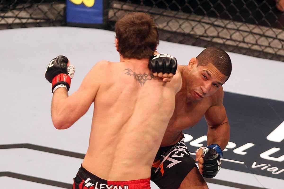 Imagens do UFC Fight Night 58, em Barueri - Hacran Dias (bermuda preta e laranja), venceu Darren Elkins por deciso unnime