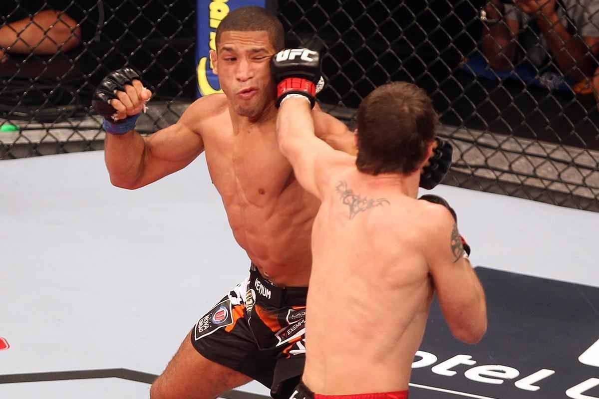 Imagens do UFC Fight Night 58, em Barueri - Hacran Dias (bermuda preta e laranja), venceu Darren Elkins por deciso unnime