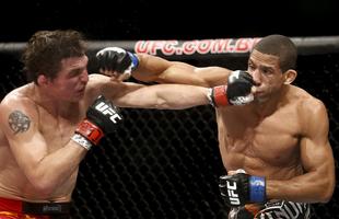 Imagens do UFC Fight Night 58, em Barueri - Hacran Dias (bermuda preta e laranja), venceu Darren Elkins por deciso unnime