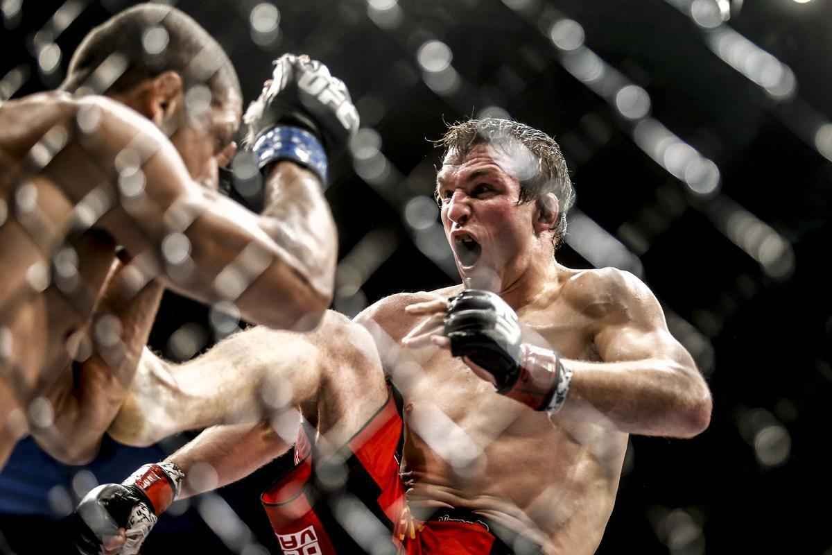 Imagens do UFC Fight Night 58, em Barueri - Hacran Dias (bermuda preta e laranja), venceu Darren Elkins por deciso unnime