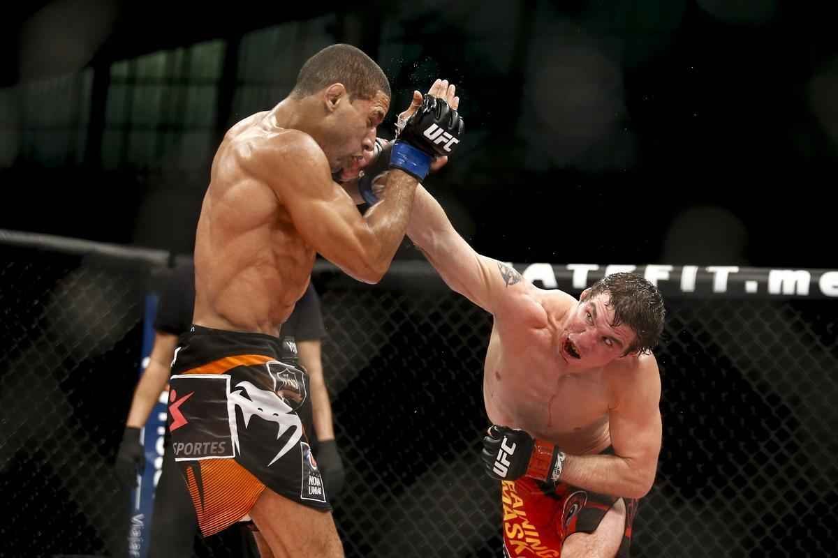 Imagens do UFC Fight Night 58, em Barueri - Hacran Dias (bermuda preta e laranja), venceu Darren Elkins por deciso unnime