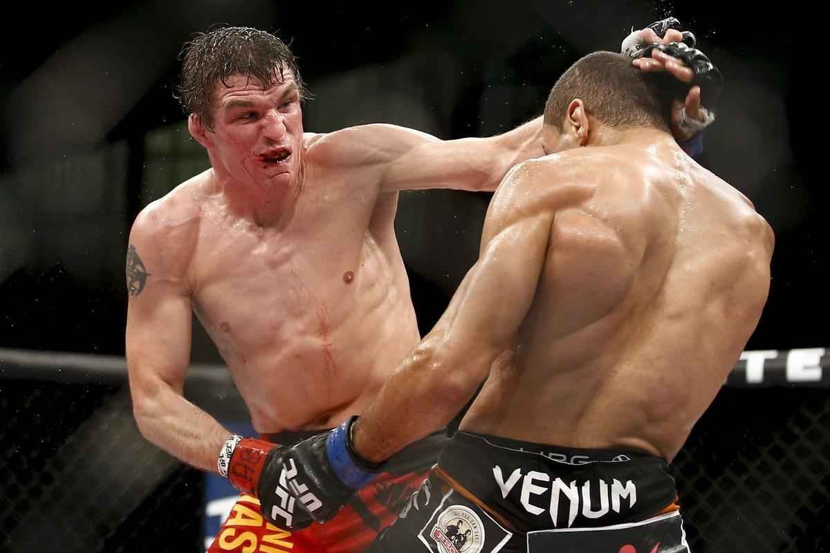 Imagens do UFC Fight Night 58, em Barueri - Hacran Dias (bermuda preta e laranja), venceu Darren Elkins por deciso unnime