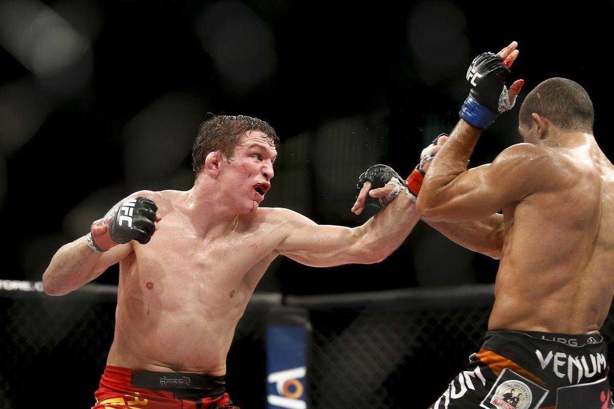 Imagens do UFC Fight Night 58, em Barueri - Hacran Dias (bermuda preta e laranja), venceu Darren Elkins por deciso unnime
